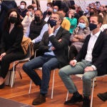 La secretaria general del PP balear, Sandra Fernández; el presidente de la Xunta de Galicia y precandidato a la presidencia del PP nacional, Alberto Núñez Feijóo y el presidente del PP de Mallorca, Llorenç Galmés, en la celebración de un acto con afiliados.