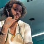 Marcelo posa en su nuevo negocio tijera en mano