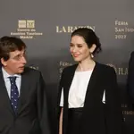 José Luis Martínez-Almeida (i), y la presidenta de la Comunidad de Madrid, Isabel Díaz Ayuso (d), posan para los fotógrafos durante la presentación de la Feria San Isidro 2022, este lunes en Madrid