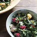 Una ensalada con Kale de base.