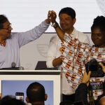 Gustavo Petro (i), candidato a la Presidencia de Colombia del Pacto Histórico, habla acompañado de los precandidatos derrotados de esa colectividad, Francia Márquez (d) y Camilo Romero (c),