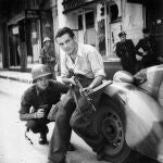 Un oficial estadounidense y un partisano galo durante una pelea callejera en el verano de 1944, en Francia