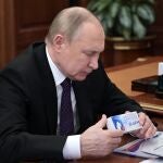 Vladimir Putin impuso unas estrictas medidas contra la Covid para evitar los contagios durante sus reuniones