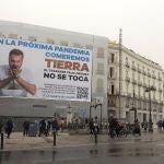 Lona instalada por el Sindicato Central de Regantes del Acueducto Tajo-Segura (SCRATS) para alertar de que el "recorte" del Gobierno central al trasvase "hará que comamos tierra en la próxima pandemia"