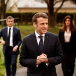 El presidente francés, Emmanuel Macron, asiste a una conferencia de prensa durante una visita a un centro para refugiados de Ucrania, en La Pommeraye, cerca de Mauges-sur-Loire, Francia, el 15 de marzo de 2022. EFE/EPA/YOAN VALAT / POOL