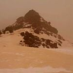 Imagen de una parte de la estación de esquí de Sierra Nevada bajo la intensa calima debido al polvo procedente del desierto del Sáhara. EFE/Gonzalo Muñoz
