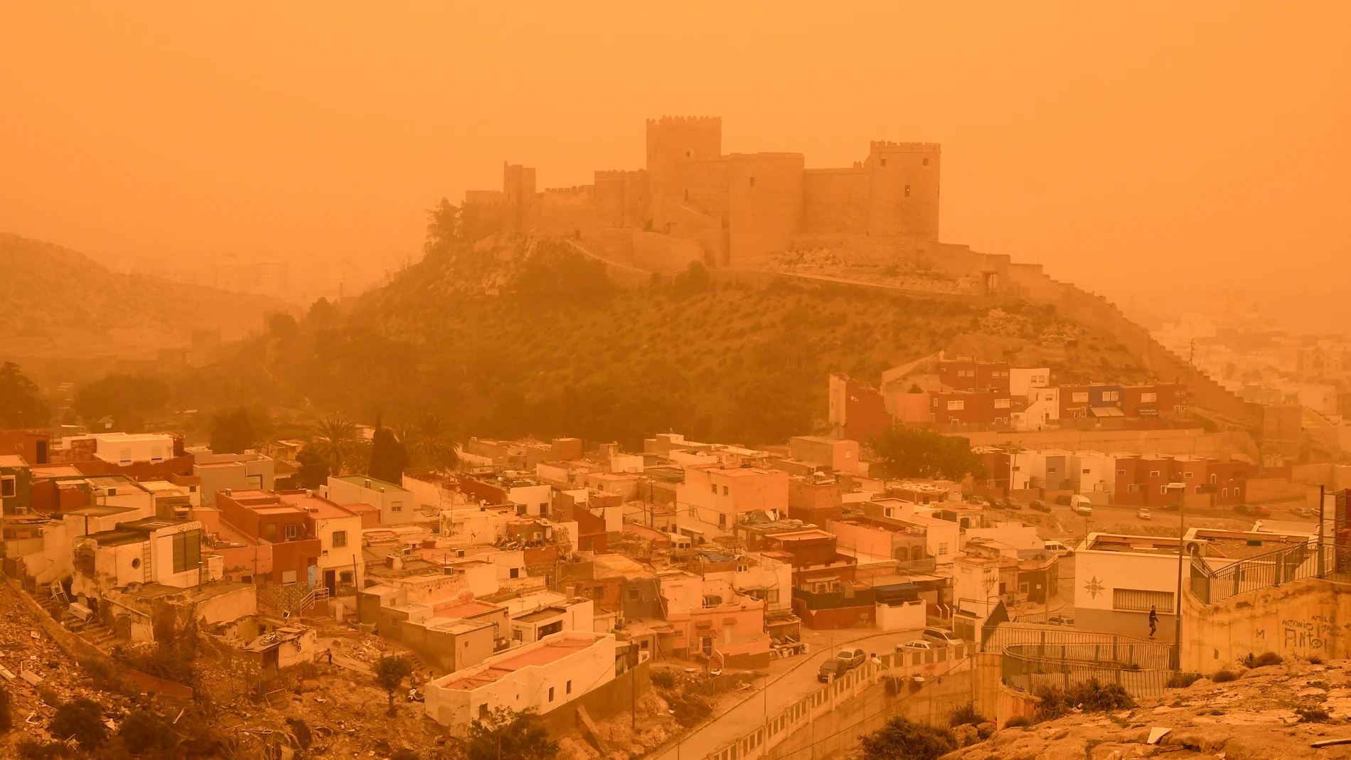 Imagen de la Alcazaba de Almería con el cielo cubierto con la intensa calima debido al polvo procedente del desierto del Sáhara