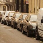 Calima en la capital leonesa. En la imagen, manto de polvo africano sobre los vehículos