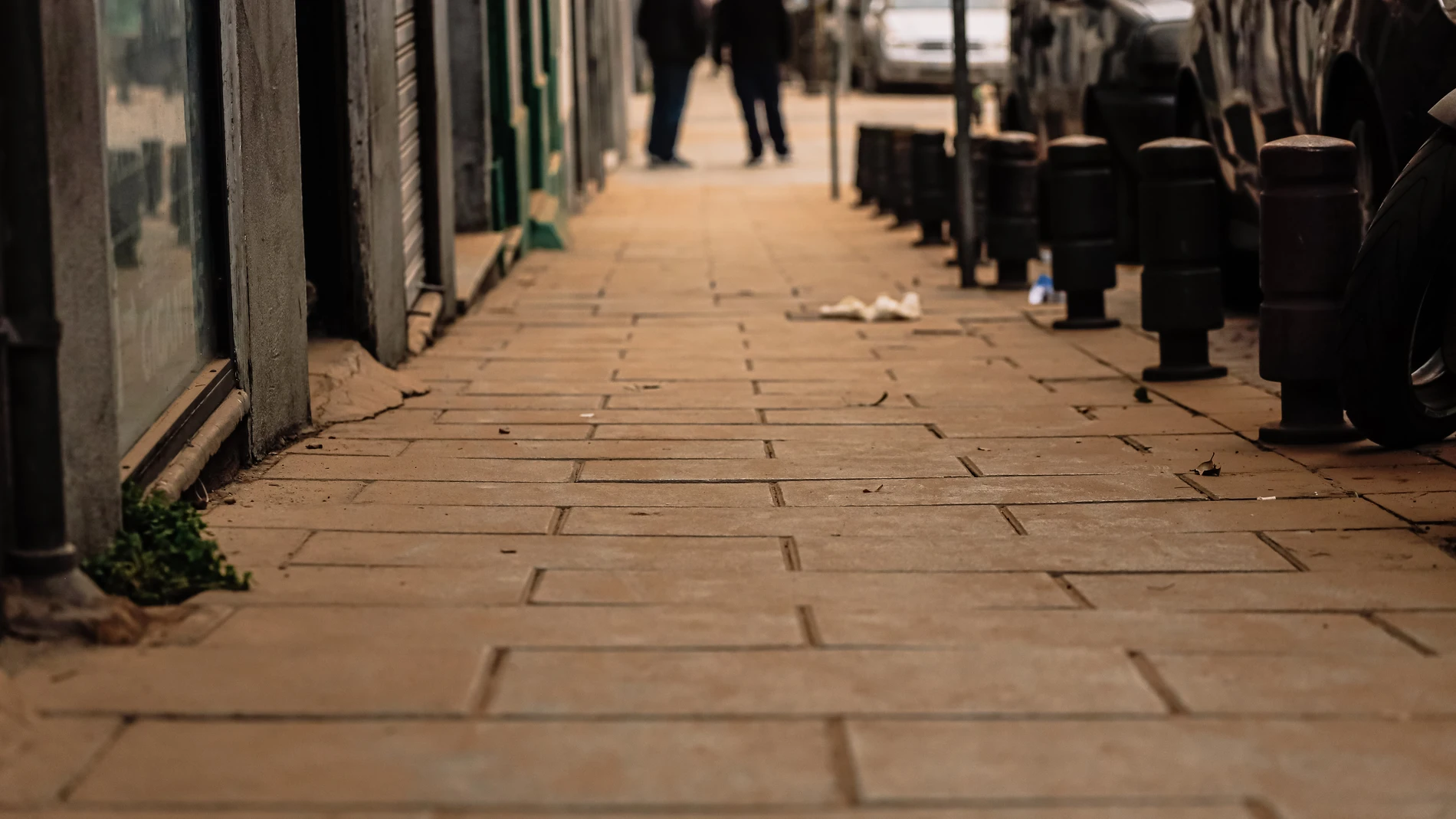 La acera de una calle cubierta de polvo sahariano, a 15 de marzo de 2022, en Madrid.