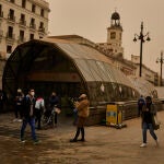 En la imagen, la Puerta del Sol de Madrid con el edificio de la Real Casa de Correos de fondo