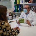 El doctor Javier Santos sostiene el test RAID-Dx desarrollado por GoodGut para para diagnosticar el Síndrome de Intestino Irritable