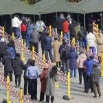 Residentes hacen fila para la prueba de COVID-19 en la ciudad de Yantai, en la provincia de Shandong