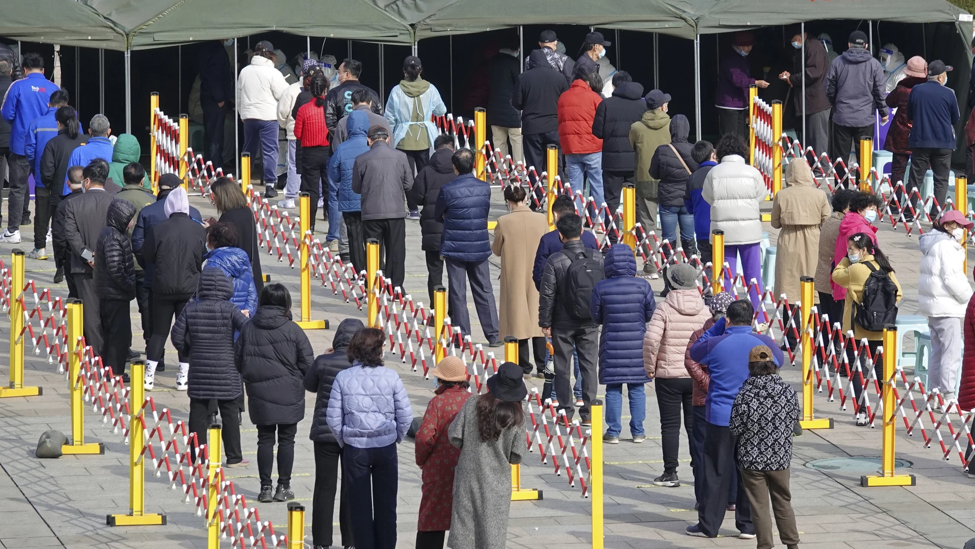 Residentes hacen fila para la prueba de COVID-19 en la ciudad de Yantai, en la provincia de Shandong