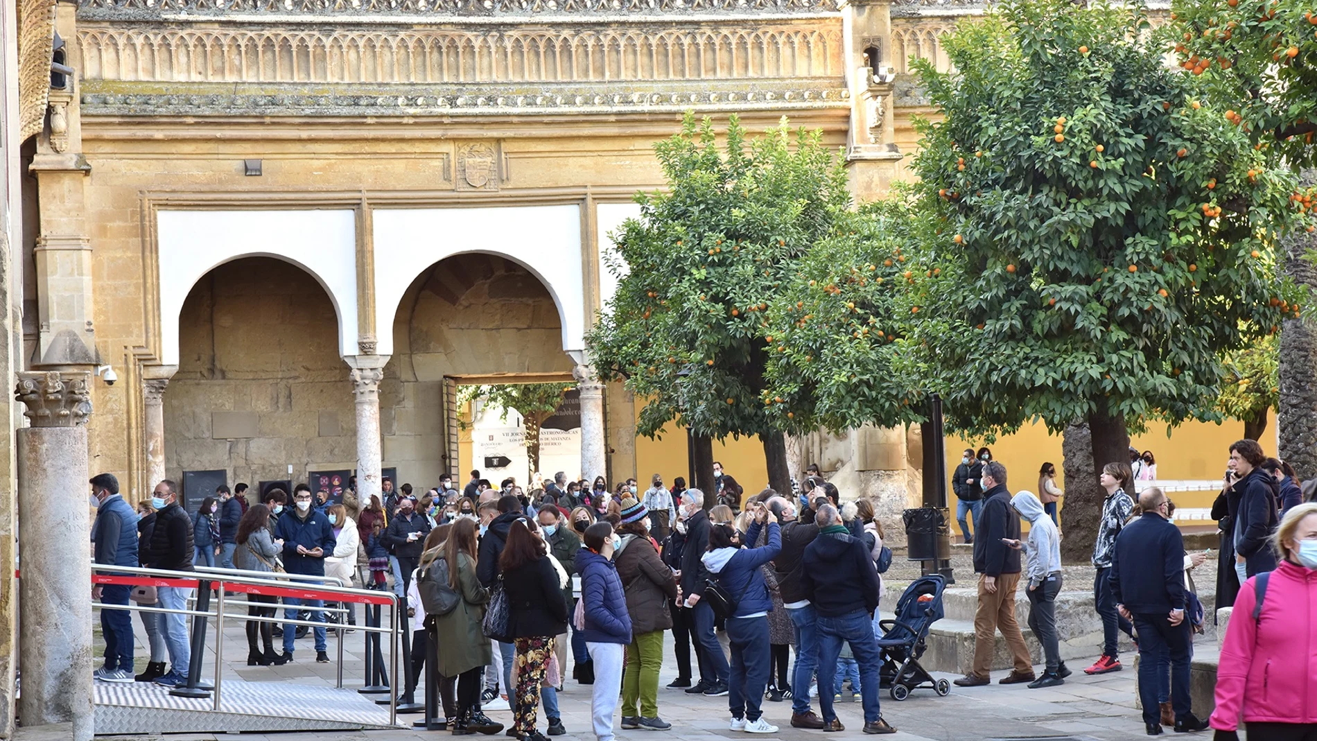 Turistas en el Patio de los Naranjos de la Mezquita-Catedral