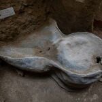 Restos del sarcófago excavado en Notre Dame.