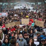 Imagen de la manifestación, con numerosos carteles