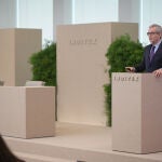 El presidente de Inditex, Pablo Isla (d), y el consejero delegado Óscar García Maceiras (i), en la presentación de los resultados de 2021, en Arteixo (La Coruña), a 16 de marzo de 2022
