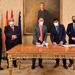 El alcalde de la ciudad, Carlos García Carbayo, acompañado del tercer teniente de alcalde y concejal de Hacienda, Fernando Rodríguez; y por parte de Unicaja Banco el director territorial de Banca Comercial de Castilla y León Sur, Manuel Rubio; y el director regional de Salamanca Capital, Alberto Gurrionero, firman un acuerdo para facilitar los pagos