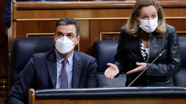 La ministra de Asuntos Económicos y Transformación Digital, Nadia Calviño, junto al presidente del Gobierno, Pedro Sánchez