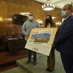 Presentación de un cupón de la ONCE dedicado a las casas colgadas de Fermoselle (Zamora). Participan el vicepresidente segundo de la Diputación, Jesús María Prada; la directora de la ONCE en Zamora, Esther Pérez, y el alcalde de Fermoselle, José Manuel Pilo.