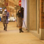 Una mujer retira el polvo en suspensión procedente del norte de África, que desde primeras horas de ayer ha cubierto la península ibérica y las islas Baleares. EFE/ Juan Carlos Caval