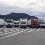 Camiones aparcados en Orejo, en el polígono de Cudeyo, en el centro logístico de supermercados Lupa