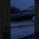 El carro de combate pasa sobre el automóvil
