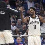 Kyrie Irving saluda a Kevin Durant después de su exhibición ante los Magic en Orlando