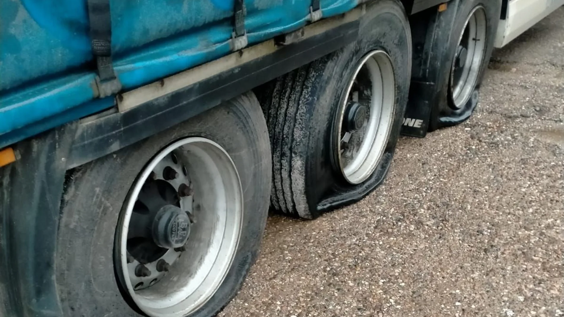 Un camión con las ruedas pinchadas como consecuencia de la huelga del transporte