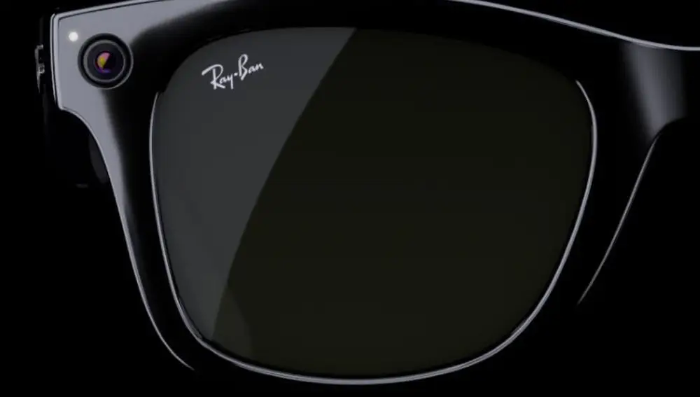 Detalle de las gafas inteligentes Ray-Ban Stories con cámara e indicador LED en la montura.