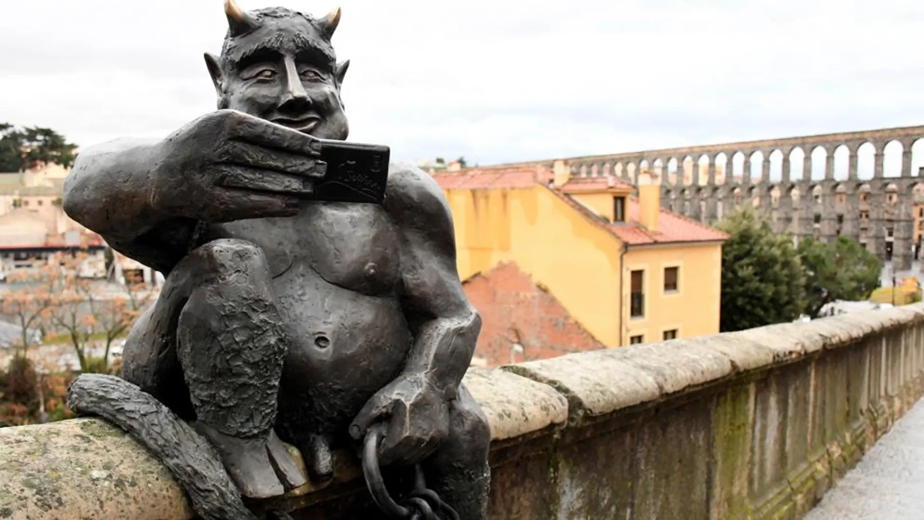 Estatua del diablo Segodeus en Segovia
