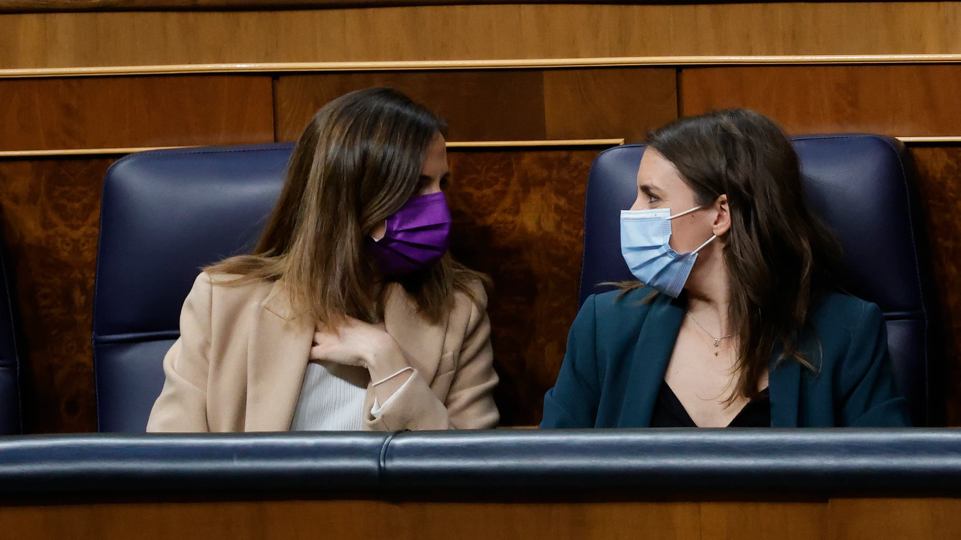 MADRID, 17/03/2022.- Las ministras de Igualdad, Irene Montero (D) y de Derechos Sociales y Agenda 2030, Ione Belarra (i) durant el pleno del Congreso de los Diputados, este jueves. EFE/ Zipi