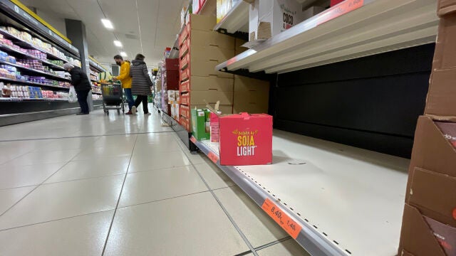 Imágenes de desabastecimiento de algunos productos en supermercados por la huelga de transportistas