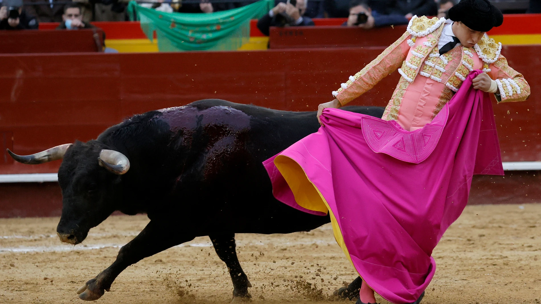 GRAFCVA3963. VALENCIA, 18/03/2022.- El diestro peruano Andrés Roca Rey da un pase a su primer astado durante la corrida de toros de la Feria de Fallas, con reses de Victoriano del Río y en la que comparte cartel con Diego Urdiales y José María Manzanares. EFE/Juan Carlos Cárdenas