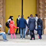 Varias personas refugiadas entran en el palacio de Victoria Eugenia, en la Feria de Barcelona, convertido en centro de recepción y atención de refugiados de Ucrania, en Cataluña (España).