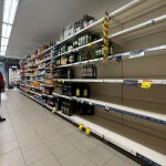 MADRID, 19/03/2022.- Un hombre observa unas estanterías vacías de aceite en un supermercado de Madrid este sábado. Los supermercados y grandes superficies comienzan ya a sufrir las consecuencias de la huelga de transportistas, con desabastecimiento de productos esenciales como arroz, pasta, aceite, vacuno, pescado y harinas, mientras que comercios locales y mercados de proximidad resisten la embestida. EFE/Sergio Pérez