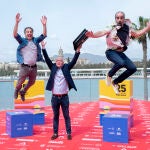 El actor y director, Daniel Guzmán, y los actores Joaquín González, y Luis posan en el photocall de la película "Canallas" - Alberto Ortega / Europa Press