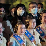 El president de la Generalitat, Ximo Puig, junto a la ministra de Ciencia e Innovación, Diana Morant (c), la vicealcaldesa, Sandra Gómez, y las falleras de la corte mayor infantil durante la tradicional Cremà de la falla municipal