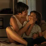 Adriana Ugarte y Cosette Silguero en «Heridas», que llegará en abril a ATRESPlayer Premium