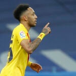 El delantero francés del FC Barcelona, Pierre-Emerick Aubameyang, celebra el primer gol del equipo barcelonista en el Santiago Bernabéu