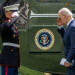 El presidente Biden saluda a un marine a su llegada a la Casa Blanca