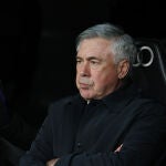 Carlo Ancelotti, muy serio en el banquillo del Santiago Bernabéu durante el Clásico