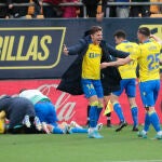 Los jugadores del Cádiz CF celebran este domingo el gol marcado por el delantero, Rubén Sobrino durante el partido de Liga que enfrenta al Cádiz CF y el Villarreal CF en el Estadio Nuevo Mirandilla. EFE/Román Ríos.