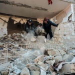 Los residentes del barrio de Podil, en Kyiv, Ucrania, desescombran lo que queda de unos apartamentos tras un ataque aéreo ruso contra un barrio residencial
