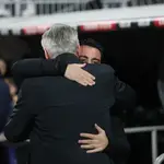 Ancelotti y Xavi se abrazan antes del Clásico