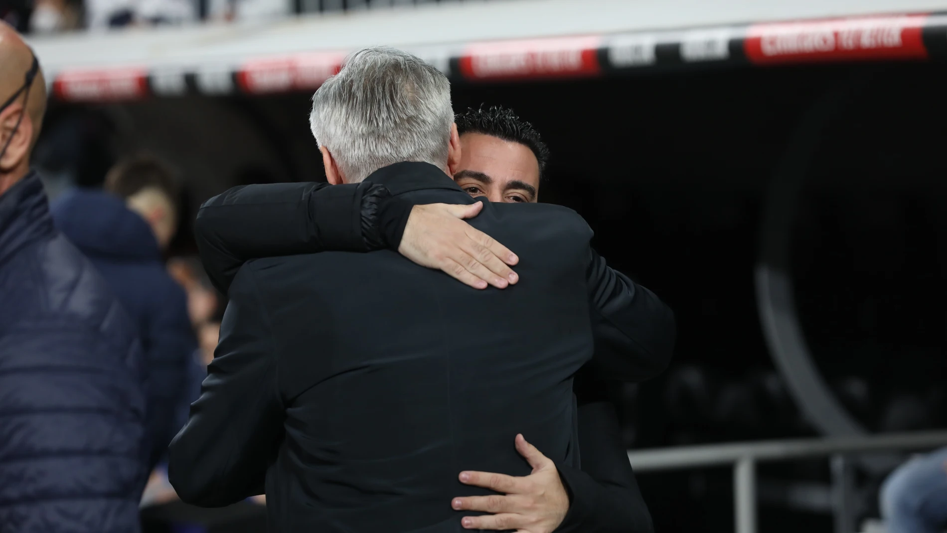 Ancelotti y Xavi se abrazan antes del Clásico