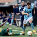 El centrocampista del Celta Denis Suárez en un partido frente al Betis. EFE/Salvador Sas