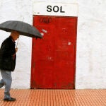 Un hombre pasa ante una de las puertas de acceso a la Plaza de Toros de Castellón, cerrada, tras la suspensión del festejo de rejones anunciado para este lunes