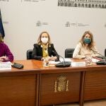 La vicepresidenta primera del Gobierno y ministra de Asuntos Ecónomicos, Nadia Calviño, y las ministras de Transportes y de Hacienda, Raquel Sánchez y María Jesús Montero, en una reunión con el Comité Nacional de Transporte por Carretera (CNTC)