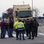 Varias decenas de camioneros se concentran en la entrada de Mercabarna